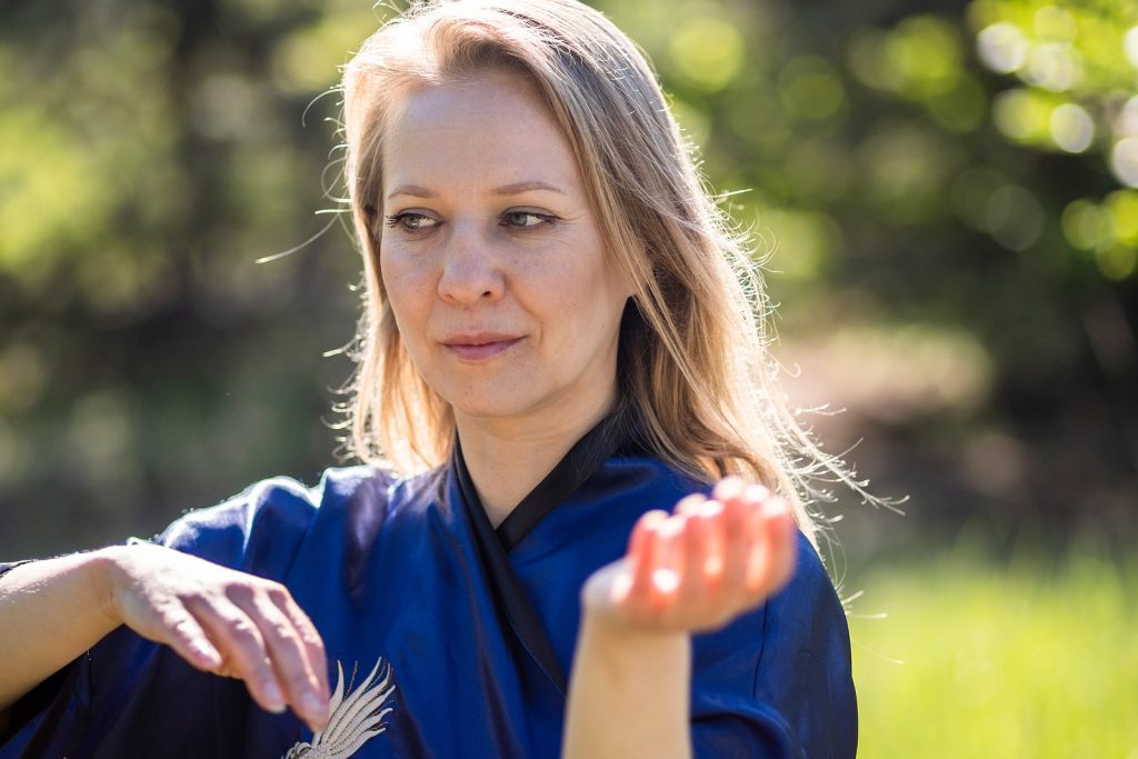 Jeune femme faisant du Tai Chi