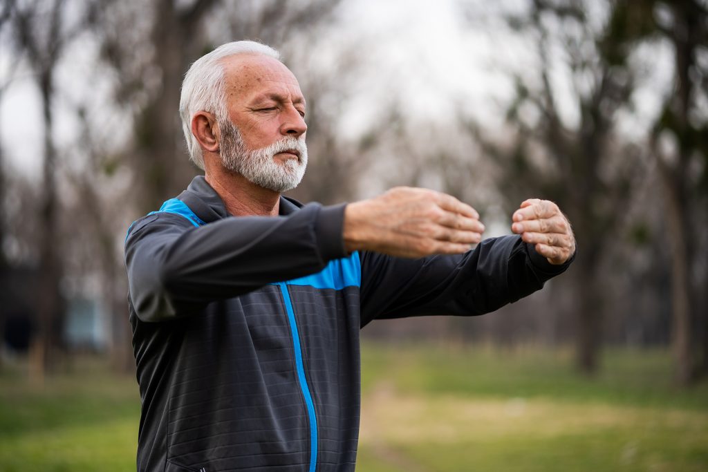homme faisant du tai chi dans un parc