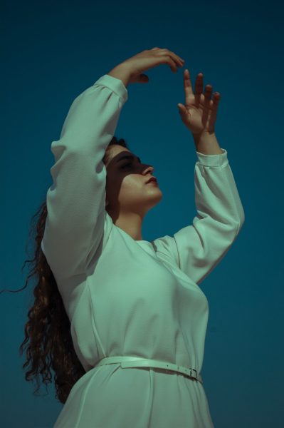 pratiquante de QI GONG en extérieur à Dinard